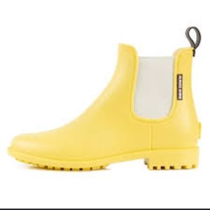 New PLEASE READ rain boots